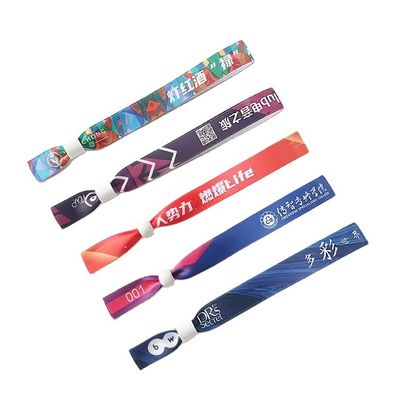 Κόκκινο RFID Chip Custom Logo Printing Satin Fabric Wristbands για το φεστιβάλ του Event Party