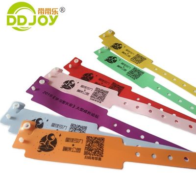 Αντανακλαστικό βραχιόλι πλαστικό βινύλιο Id δαχτυλίδι Τύπο με Custom Logo Purple
