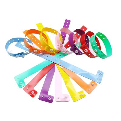 Ελαφρύ πλαστικό PVC πώληση L σχήμα Adult Size βραχιόλι για εκδηλώσεις Φεστιβάλ προσαρμοσμένο λογότυπο