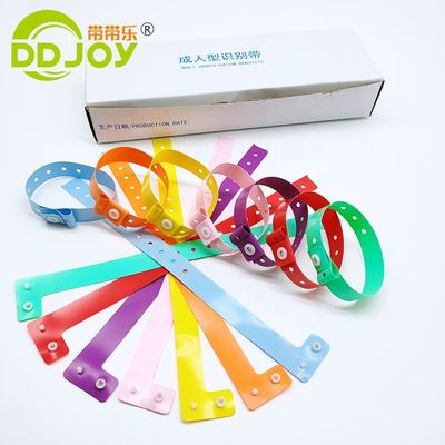 Ελαφρύ πλαστικό PVC πώληση L σχήμα Adult Size βραχιόλι για εκδηλώσεις Φεστιβάλ προσαρμοσμένο λογότυπο