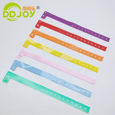 Ελαφρύ πλαστικό PVC πώληση L σχήμα Adult Size βραχιόλι για εκδηλώσεις Φεστιβάλ προσαρμοσμένο λογότυπο