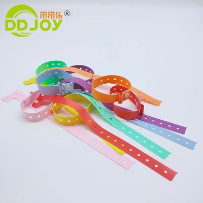 Ελαφρύ πλαστικό PVC πώληση L σχήμα Adult Size βραχιόλι για εκδηλώσεις Φεστιβάλ προσαρμοσμένο λογότυπο