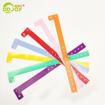 Προσαρμοσμένο λογότυπο PVC L σχήμα ρυθμιζόμενο πλαστικό βραχιόλι για εκδήλωση Φεστιβάλ Ρομαντικό στυλ