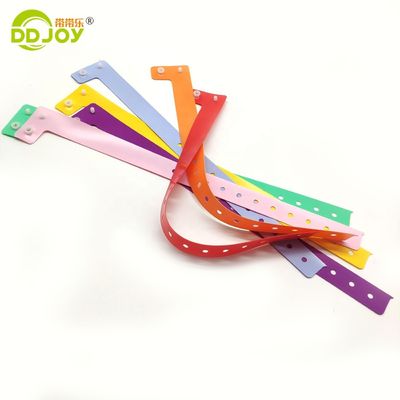 Προσαρμοσμένο λογότυπο PVC L σχήμα ρυθμιζόμενο πλαστικό βραχιόλι για εκδήλωση Φεστιβάλ Ρομαντικό στυλ