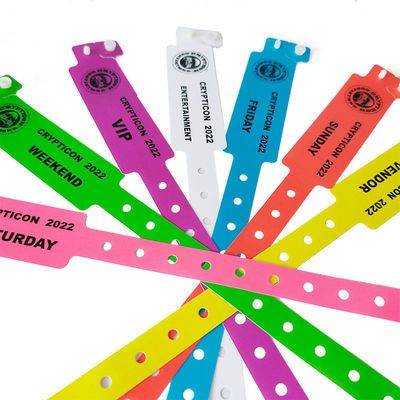 ISO9001 πιστοποιημένο Custom CMYK ψηφιακή εκτύπωση Αδιάβροχο πλαστικό βραχιόλι για ξενοδοχείο