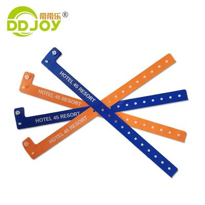 Προσαρμοσμένο QR Code PVC βραχιόλι για εκδηλώσεις Αναγνωρίστε πλαστικά βραχιόλια από βινύλιο