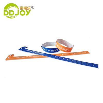 Προσαρμοσμένο QR Code PVC βραχιόλι για εκδηλώσεις Αναγνωρίστε πλαστικά βραχιόλια από βινύλιο