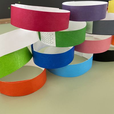 Χάρτινη ταυτοποίηση Tyvek βραχιόλια Προσαρμοσμένο λογότυπο και γραμμικός κωδικός για ταυτοποίηση