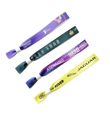 Κόκκινο RFID Chip Custom Logo Printing Satin Fabric Wristbands για το φεστιβάλ του Event Party