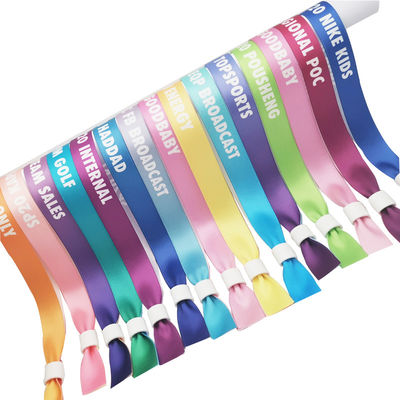 Κόκκινο RFID Chip Custom Logo Printing Satin Fabric Wristbands για το φεστιβάλ του Event Party