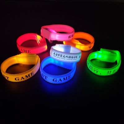 Προσαρμοσμένη εκτύπωση Offset Silk Screen Νάιλον LED βραχιόλι για νυχτερινό τρέξιμο λάμψη στο σκοτεινό βραχιόλι