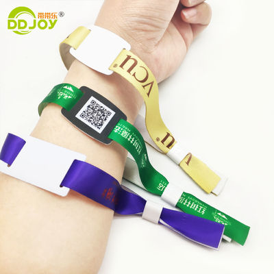 Προσαρμοσμένα φεστιβάλ Φεστιβάλ RFID βραχιόλια με σατέν υφάσματα και εκτύπωση λογότυπου εμπορικών σημάτων