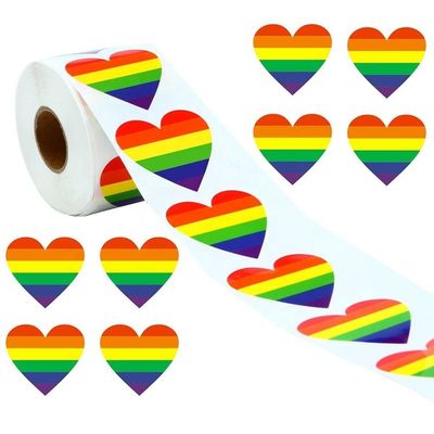 Εργατικό δώρο 1,5 ίντσες 500pcs/roll Στριφοειδής σχήμα καρδιάς Αγάπη Γκέι υπερηφάνεια Ουράνιο τόξο καρδιακή κορδέλα αυτοκόλλητο
