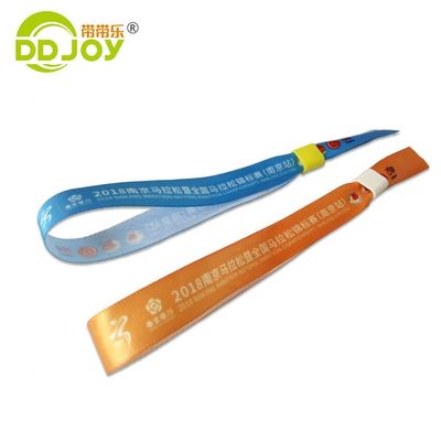 Προσαρμοσμένα έντυπα RFID βραχιόλια σε πορτοκαλί σάτινο ύφασμα για την επωνυμία και την πρόσβαση σε εκδηλώσεις