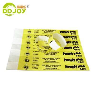 Χονδρικές πωλήσεις Custom Tyvek βραχιόλι με φινίρισμα βερνίρισμα και ετικέτα Custom εκτύπωση χαρτιού